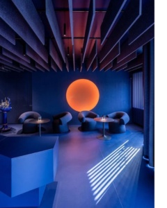 Sfeerbeeld interieur in kobaltblauw en terracotta, Interieurcharmeur