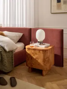 Rond gevormd notenhouten nachtkastje Tobia met mangohouten details